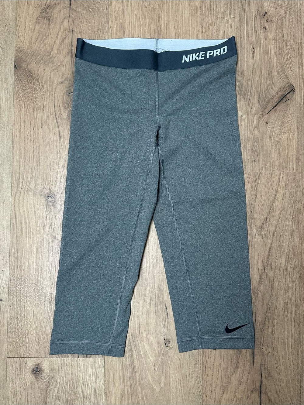 NIKE - WOMEN'S CAPRI PANTS - SIZE SMALL